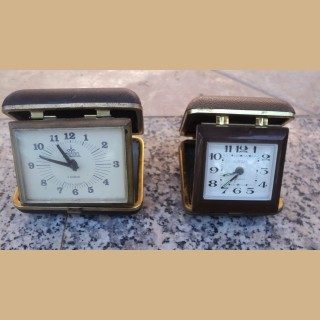 2 orologi con custodia da tavolo { 30 euro luno }